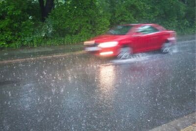 Cos'è l'aquaplaning e come prevenirlo: guida per la sicurezza su strada
