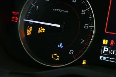 Perché la spia del motore si accende? Cause comuni e soluzioni