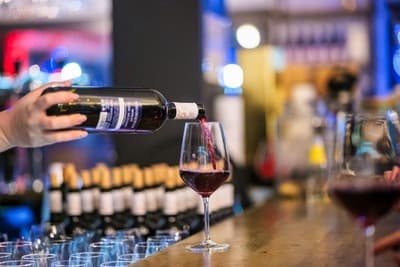 Figura illustrativa Rewine Enoteca