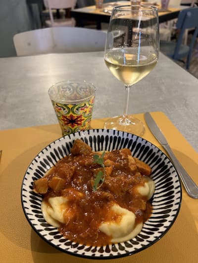 Figura illustrativa Pane e Cipudda (cabbanna) - Pane e Cipudda (dabbanna)