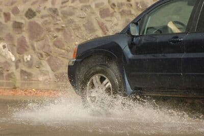 Manutenzione auto e sicurezza stradale: i controlli da fare prima delle piogge autunnali