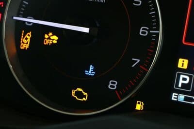Spia motore accesa: che vuol dire e cosa fare subito