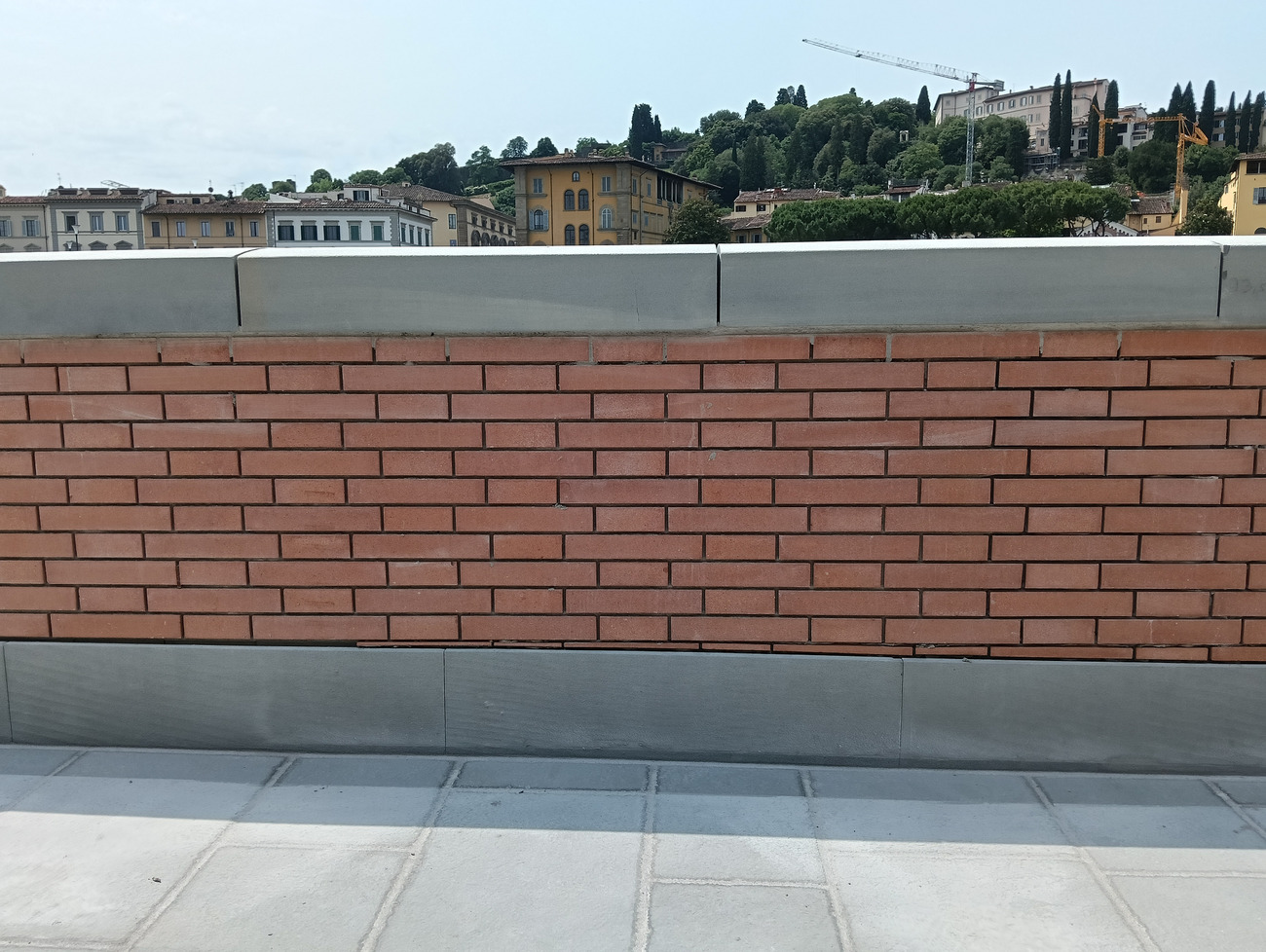 Doppie lastre rivestite in mattoni, argini del fiume Arno a Firenze.