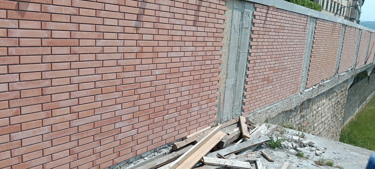 Doppie lastre rivestite in mattoni, argini del fiume Arno a Firenze.