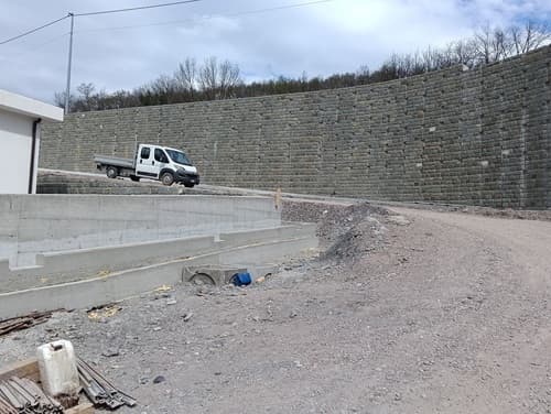 Muro rivestito in pietra Albanese a filaretto, raddoppio linea ferroviaria Pistoia-Montecatini