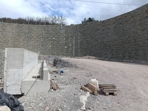 Muro rivestito in pietra Albanese a filaretto, raddoppio linea ferroviaria Pistoia-Montecatini