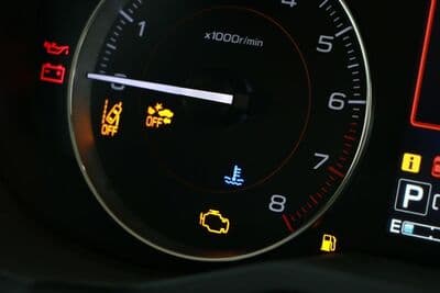 Auto con spia accesa: si può continuare a guidare o devo fermarmi subito?