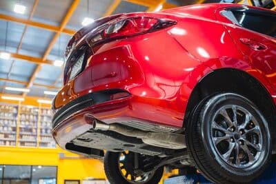Auto che strattona: cause più comuni (e quando devi preoccuparti)