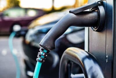 Auto elettriche e caldo torrido in estate: quali sono i rischi reali e come proteggere la batteria